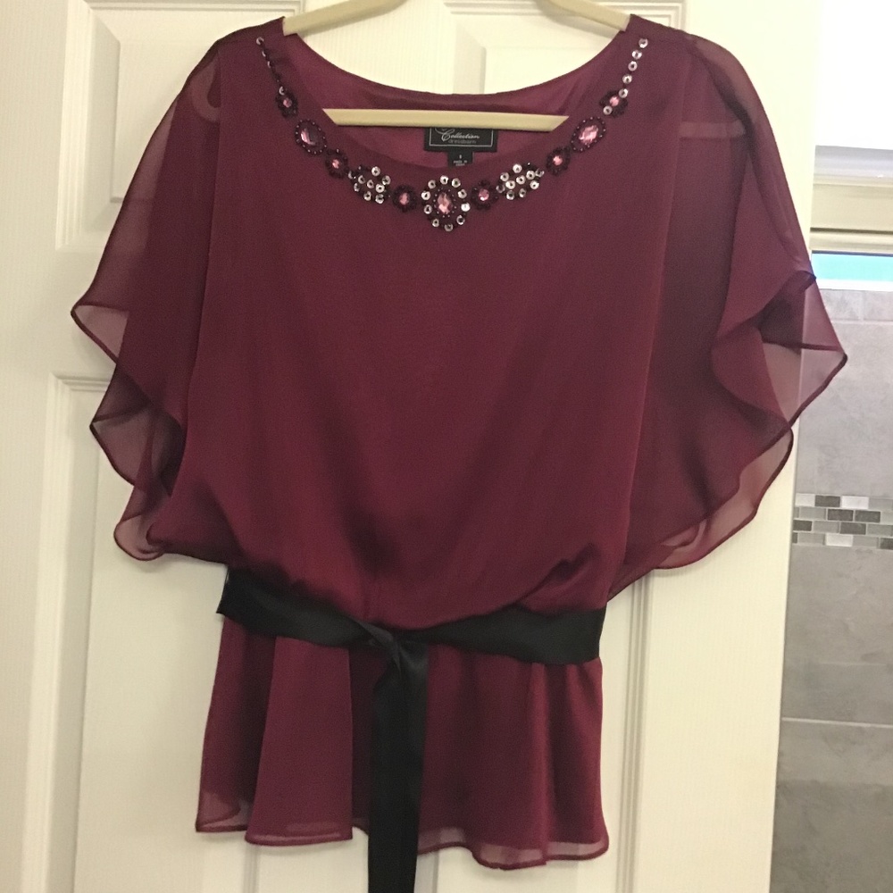 🌹 NEW, Beautiful Burgundy Blouse with Detail!